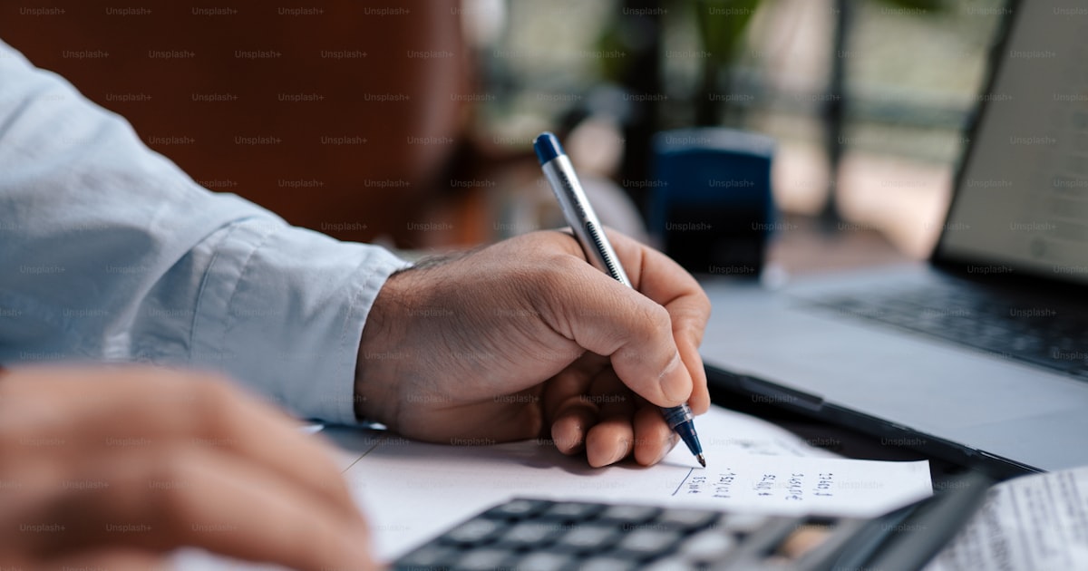 Profesional de asesoría fiscal trabajando con documentos automatizados